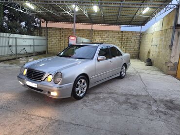 Mercedes-Benz: Mercedes-Benz E 220: 2.2 l | 2002 il Sedan — 4