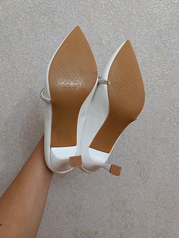 Tuflilər: Ağ rəngli qadın gəlin/podium tərzli tuflilər - Brend: COMFY BRAND — 2