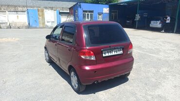 купить запчасти на опель вектра б: Хэтчбек Daewoo Matiz в красном цвете. Автомобиль оснащен четырьмя