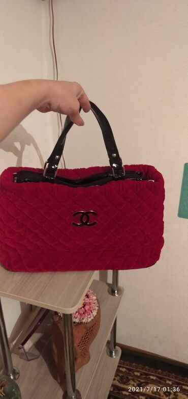 сумку красного цвета: Девчули,сумка,почти новая велюровая,богатый вид. есть длинный