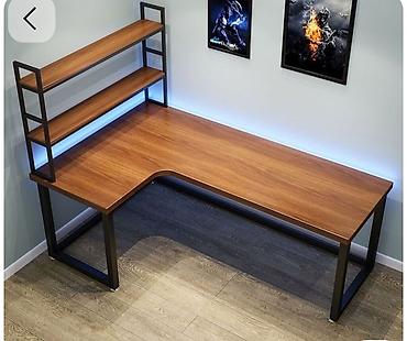 komputer setup: Bu L formalı yazı masası və rəf birləşməsi, müasir və sənaye tərzində — 4
