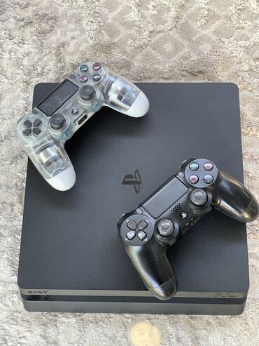 PS4 (Sony PlayStation 4): PlayStation 4 Тонкий хранилище 512 ГБ со встроенными 4 играми