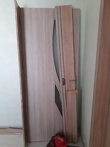 İç qapı dəsti – ağac teksturalı, açıq qəhvəyi rəngdə. - Material