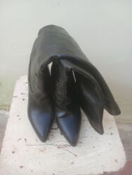 Uqqilər: Qadın çəkmələri – müxtəlif modellər və rənglər Təsvir: - Klassik