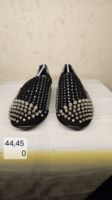 ayaggabı: Qara rəngli, üzəri müxtəlif ölçülü metal detallarla bəzədilmiş slip-on