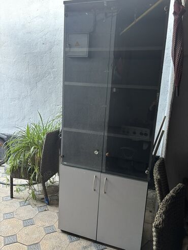 шкаф для пасуды: Кийим салуучу шкаф, Бурчтук