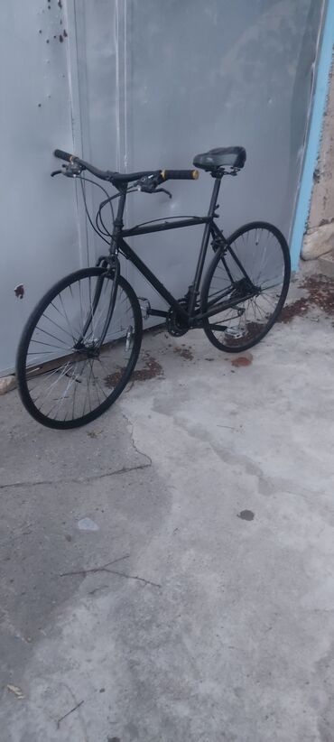 дорожные велосипеды: В городе Каракол Продается Велосипед цвет черный в хорошем состоянии