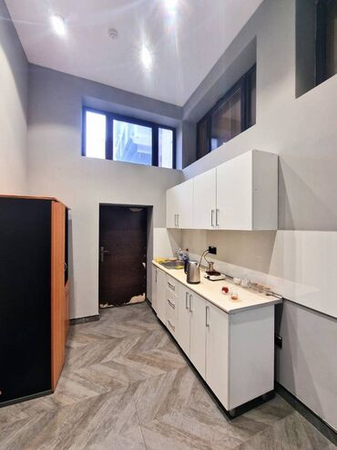 Anbar və emalatxanalar: Nəsimi rayonu, 1-ci mkrn “20 Yanvar” metrosunun yaxınlığında 4 otaqlı — 17