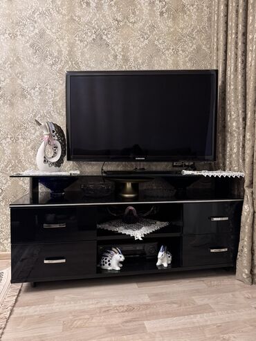 шоколадная паста: Qara TV stendi və Samsung televizor - TV stendi: parlaq qara rəng