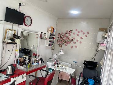 Kommersiya daşınmaz əmlakının satışı: Hazir qadin salonu esyalarla birlikde satilir . 2 guzgu dirnaq stoku — 7