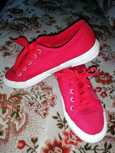 differente patike: 37, color - Red