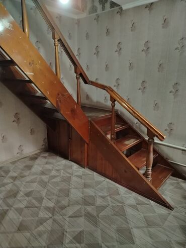 дом новопокровка: Деревянная лестница Для дома, Форма лестницы: Г-образная, Стиль: Классический