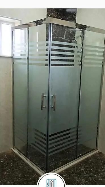 Şüşə duş kabinəsi - Künc tipli, kvadrat forma - Mat və şəffaf zolaqlı