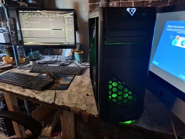 Desktop računari i radne stanice: Lenovo desktop računar u tamnosivoj boji, opremljen Intel procesorom i — 7