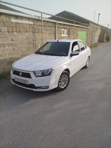 lizinq avtomobil krediti: Ağ rəngdə olan bu sedan, gündəlik istifadə üçün nəzərdə tutulmuşdur