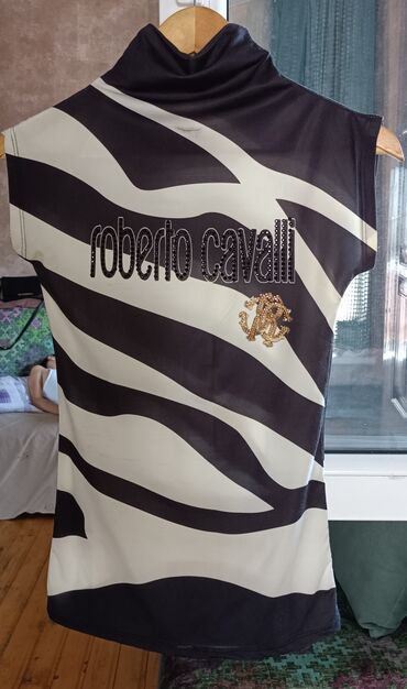 Zebra naxışlı, hündür boğazlı, qolsuz top. Qara və ağ rənglərdədir