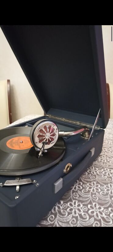 Qrammofon və patefonlar: Retro üslubda çox nadir göy rəngli "LENİNQRAD" patifonu. Üzərində val