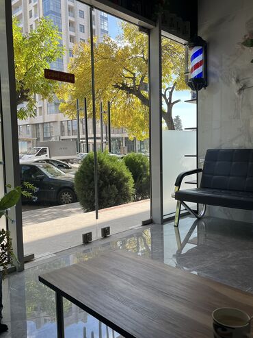 manikur aparatı: Bərbər ləvazimatları Ağ mebeldi,3 ədəd pünyar,2 ədəd qayçı,ülgüc,kant
