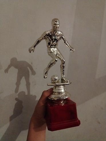 медаль: Futbol mövzulu kubok/abidə fiquru - Material: metalik rəngli plastik — 1