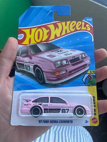 hello kitty oyuncaq: Hot Wheels die-cast kolleksiya dəsti - Model 1: Corvette C7 Z06 - — 2