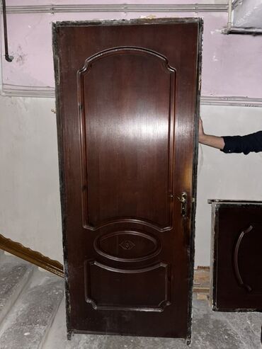 Пиломатериалы: Toplam 6 ədəd qapı. 1 ədəd şüşəli 2 ədəd hamam və ayaqyolu üçün olan