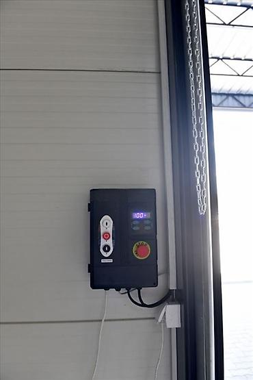 Radionice, postrojenja, fabrike: -Površina od 920m2 je podeljena u dva objekta 660m2 i 260m2. -Hala sa — 9