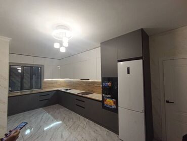 Кухонные шкафы: Современный кухонный гарнитур в серо-белых тонах. Состоит из навесных — 5