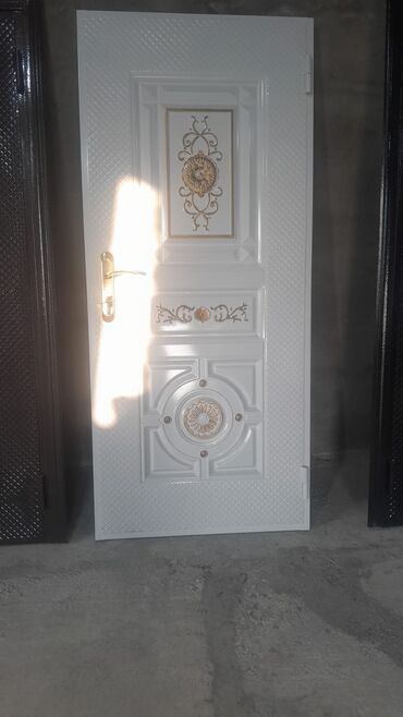Giriş qapıları: Qara rəngdə, üzərində qızılı naxışlar olan dəmir qapı. Qapının -da lalafo.az — 12 Giriş qapıları: Qara rəngdə, üzərində qızılı naxışlar olan dəmir qapı. Qapının — 12