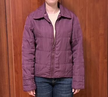 Kişi ayaqqabıları: Qadın gödəkçəsi – bənövşəyi/şərab rəngi - Model: yüngül, qısa kəsim -