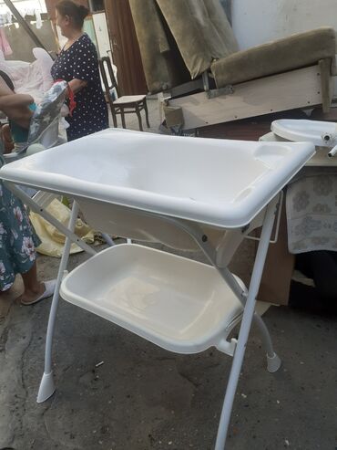 Uşaqlar üçün yüngül, ağ rəngli plastik hamam. Bu hamam yerdən bir