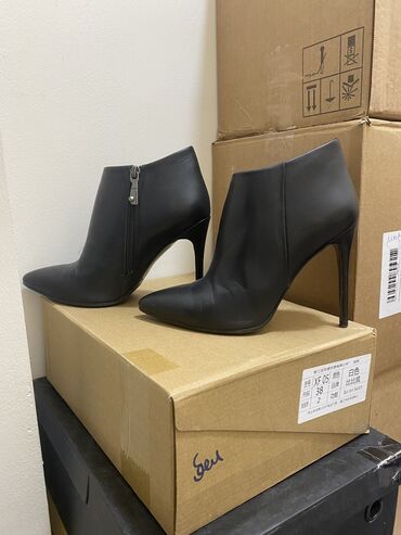 Женская обувь: Ботинки и ботильоны 37.5, цвет - Черный
