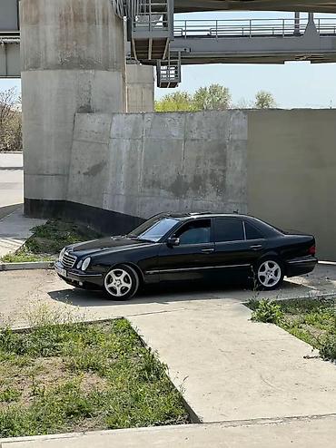 a class mercedes: Mercedes-Benz E‑Class W210 sedan - Kuzov: 4 qapılı sedan, qara rəng - — 2
