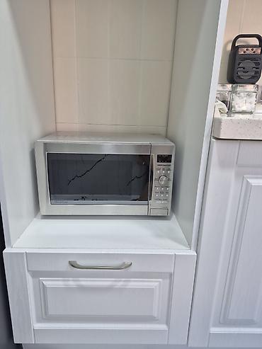 turk sobası: Mikrodalğalı soba, gümüşü rəngdə, elektron idarəetmə paneli və — 1