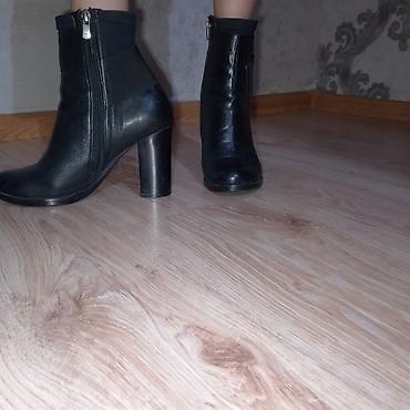 Qadın botları – qara rəngdə, ətəyədək biləkyanı model - Material