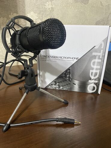 Микрофон конденсатореный студийный
коробка + ветрозащита