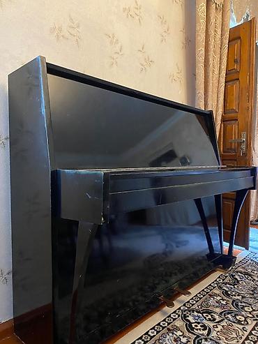 Upright pianino – “Kuban” markası, klassik qara cilalı korpus