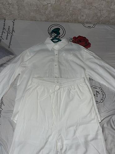 Женский костюм из льна/хлопка, цвет белый. Состоит из: - Рубашки на