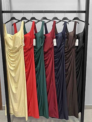 lil solid cena: Elegantna duga haljina sa visokim šlicem
2800din
S M L — 7