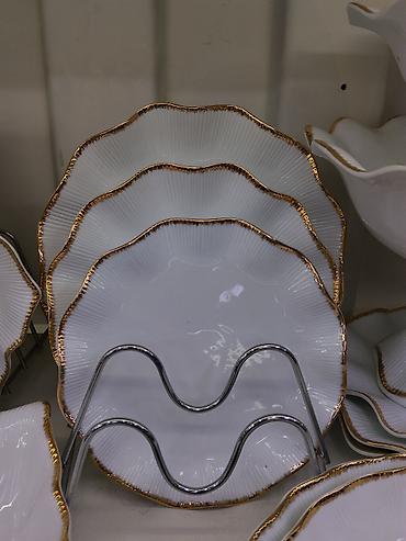 dish sets: Набор сервировочных тарелок из тонкого белого фарфора с волнистыми — 1