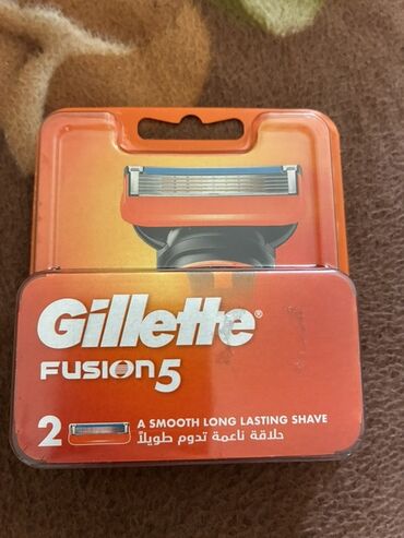 Выпрямители и утюжки: Gillette Fusion5 ülgüc bıçaqları dəstəsi. Bu dəstdə hamar və