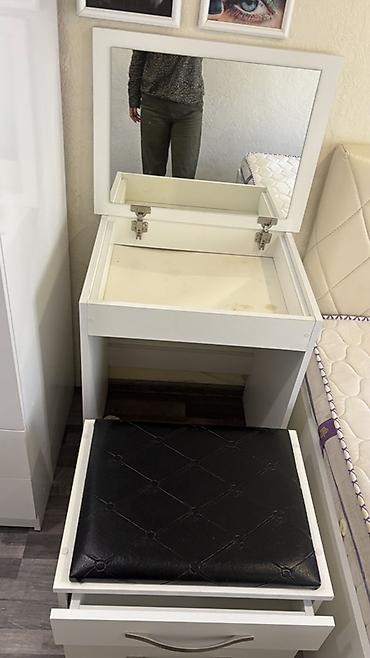 guzgu termo: Ağ rəngli güzgülü makiyaj/stol-komod. Kompakt ölçülü və funksional — 2