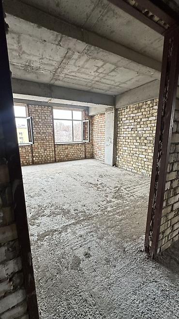 Продажа помещений свободного назначения: Продается квартира в строящемся доме (каркас-монолит, кирпичное — 3