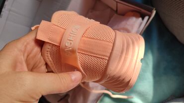 Другая женская обувь: Продаю летнюю обувь. кроссовки 39 размер, шлепки детские 36-37размер — 3