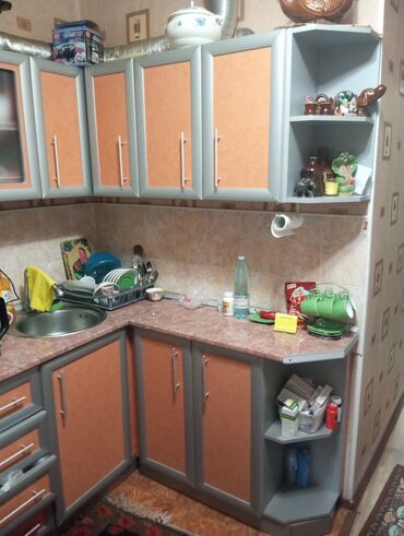 мебель под заказ кровати: Кухонный гарнитур угловой конфигурации, выполненный в современном