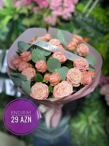 sakura gülü: 8 Mart üçün xüsusi gül kompozisiyası – şəffaf kvadrat qutuda qırmızı — 5
