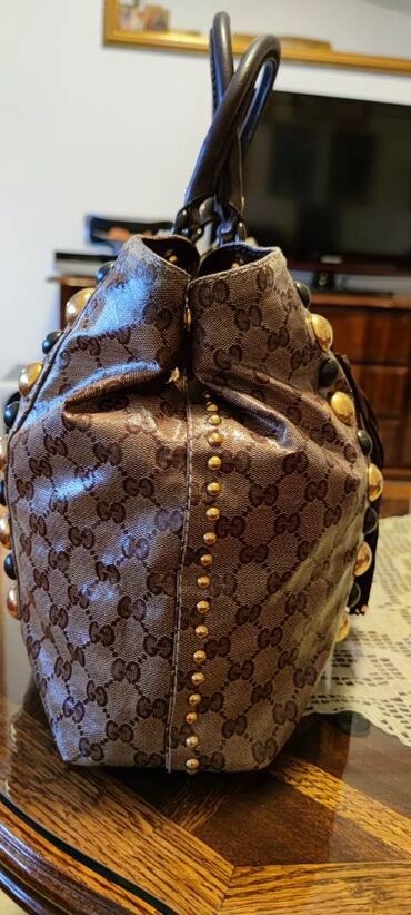Torbe: Gucci. Fantastična.

Bez ikakvih nedostataka.
45cm x 28cm x 10cm — 19