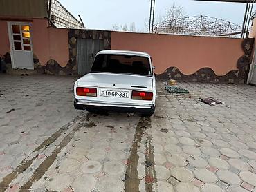 VAZ (LADA): VAZ 2107, ağ rəng, sedan kuzov. Xüsusiyyətlər: - 4 qapı, 5 nəfərlik — 3