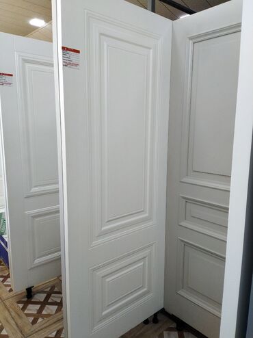 qapi otaq: Ağ rəngdə, panelli dizaynlı qapı. Klassik üslubda interyerlər üçün