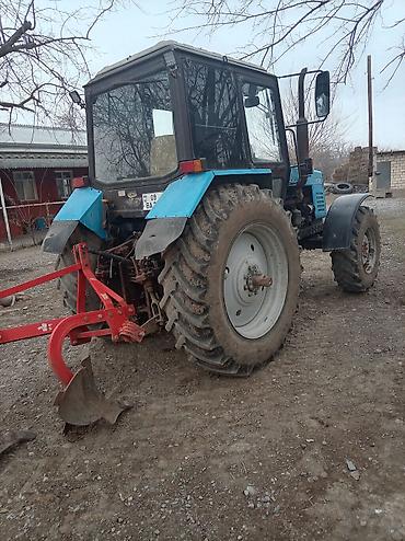 boyuk masinlar: Belarus MTZ 1221 təkərli traktor + asqıda torpaq frezesi/torpaq — 2