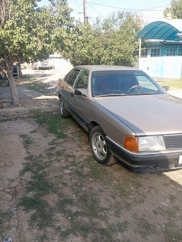автомобиль ниссан кашкай: Седан Audi 100 в бежевом цвете, модель с четырьмя дверями и